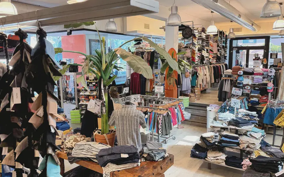 Intérieur du magasin, rayon vêtements et accessoires