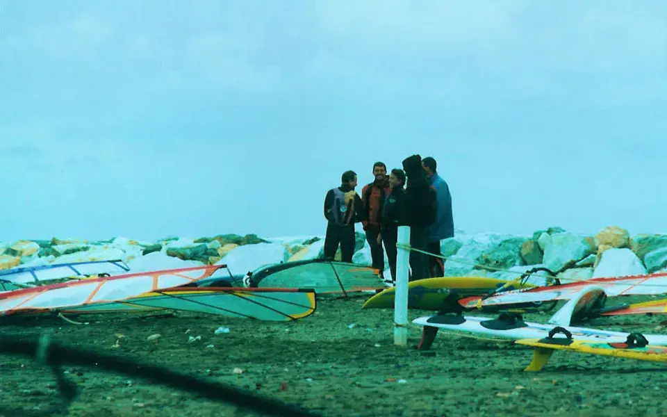 Planches et voiles de windsurf au club