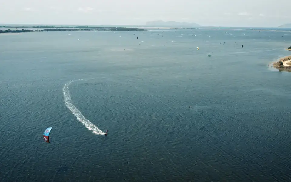 Kitesurfeur dans la lagune, vue aérienne