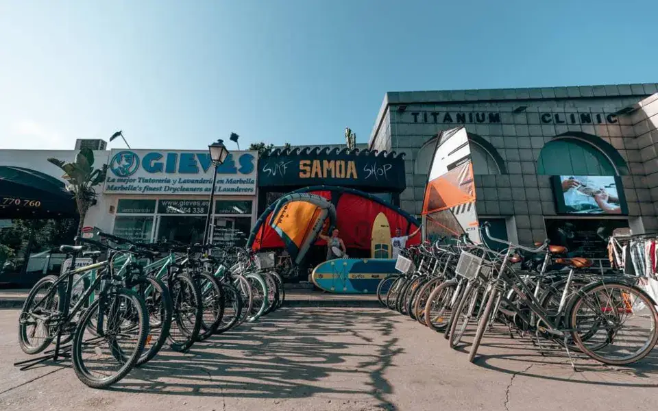 Façade du magasin avec vélos devant
