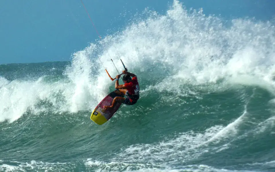 Kitesurfeur dans une vague