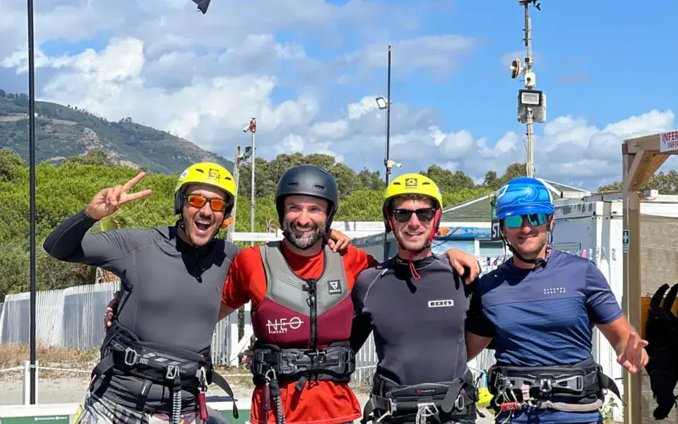Moniteurs et kitesurfeurs équipés sur la plage