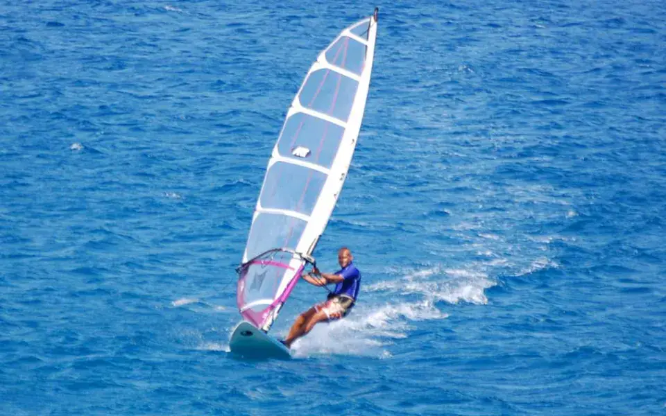 Windsurfeur en navigation
