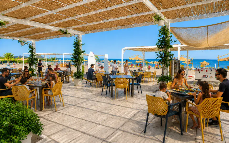 Terrasse du restaurant face à la mer