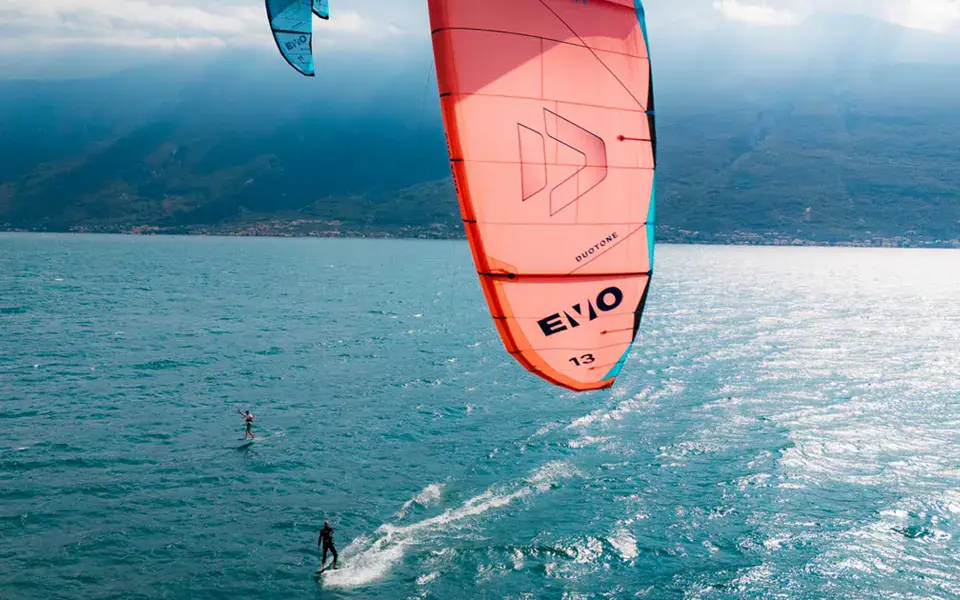 Kite rouge au-dessus du lac