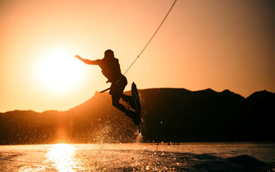 Kitesurfeur en saut au coucher du soleil