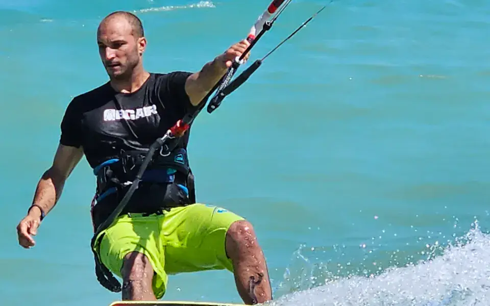 Kitesurfeur en navigation