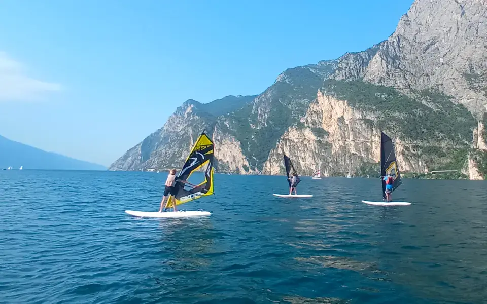 Windsurfeurs sur le lac, falaises en arrière-plan