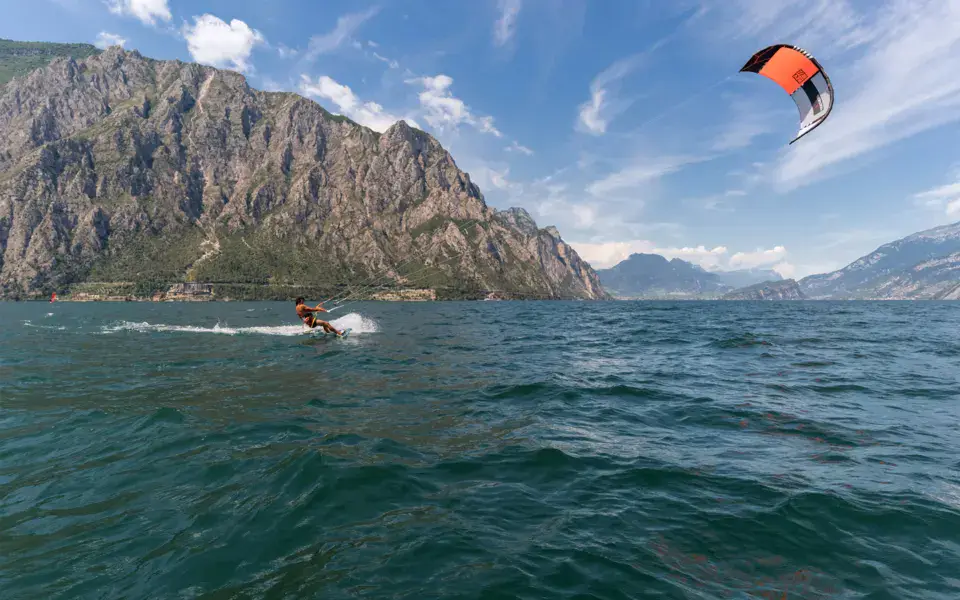 Kitesurfeur sur le lac de Garde