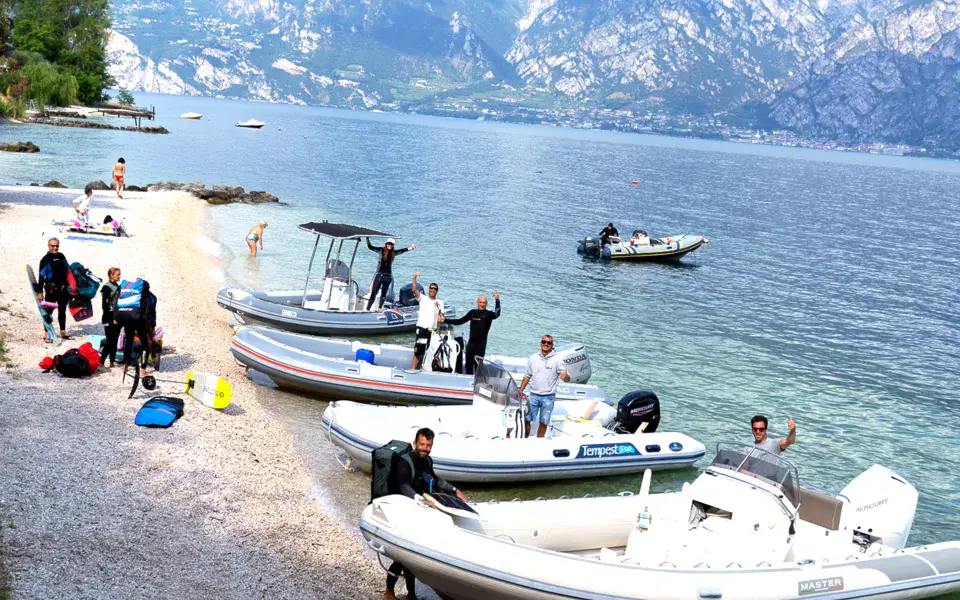 Plage de départ avec les bateaux pneumatiques et le matériel