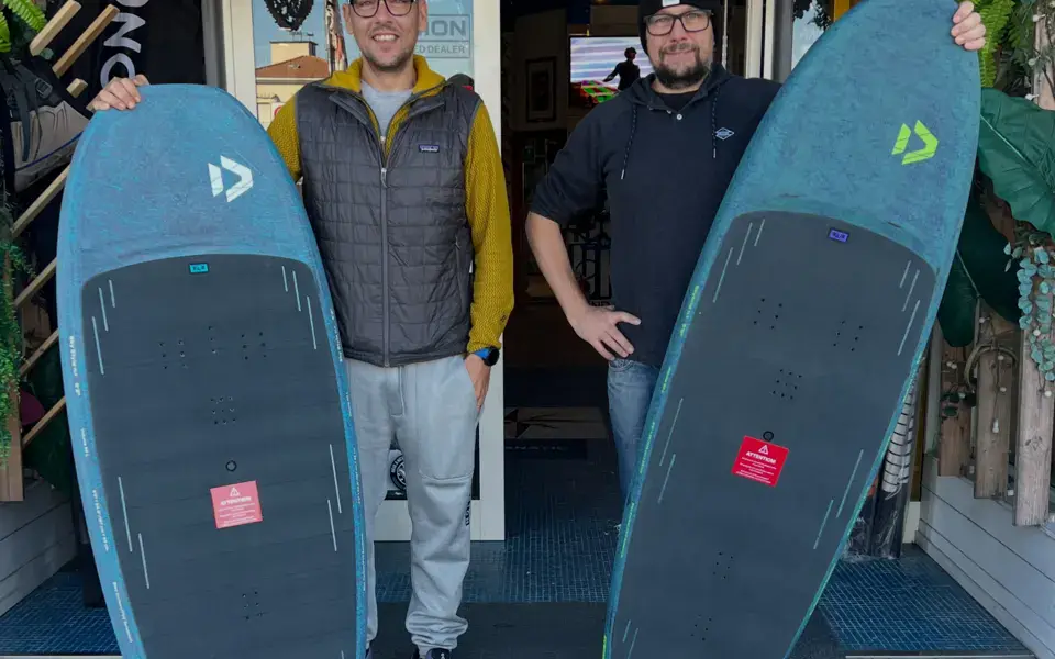 Clients devant le magasin avec leurs planches de foil