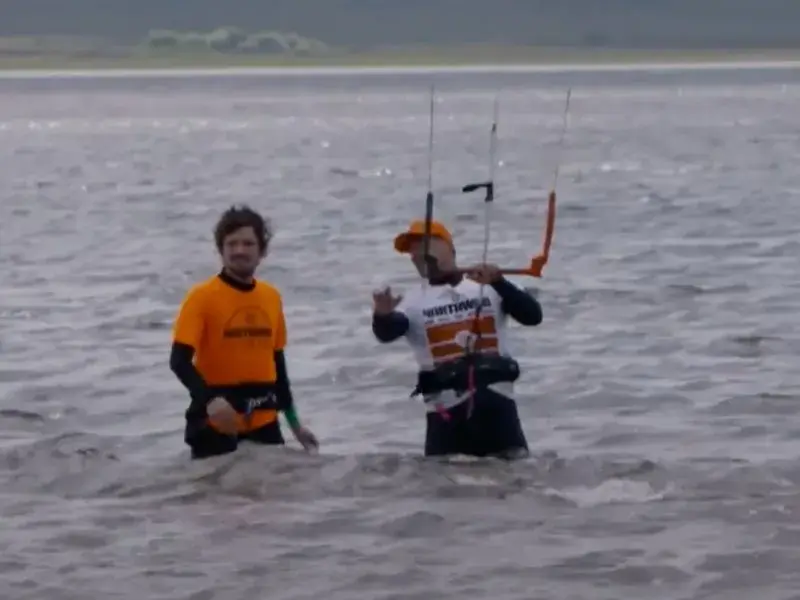 Moniteur et élève de kitesurf dans l'eau peu profonde