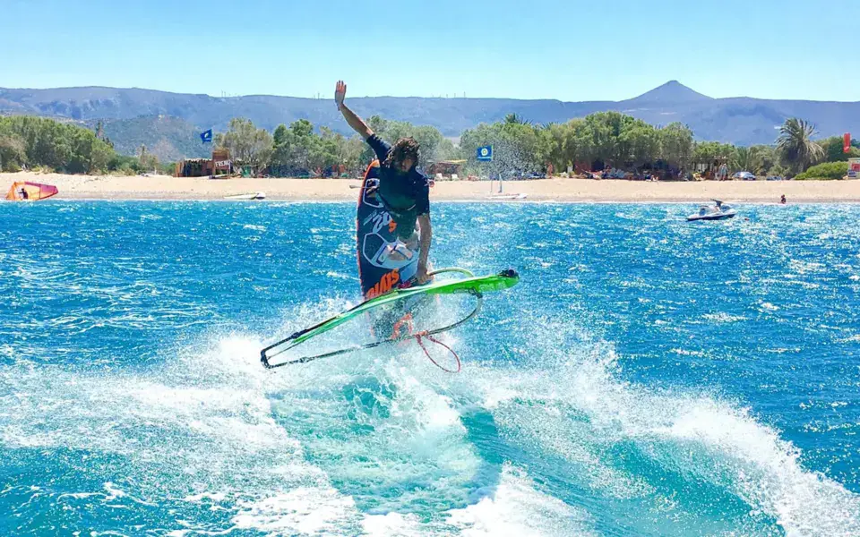 Windsurfeur en action dans la baie