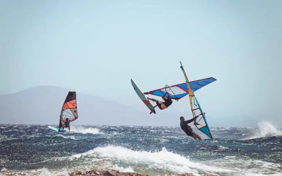 Windsurfeurs dans les vagues, un saut en cours