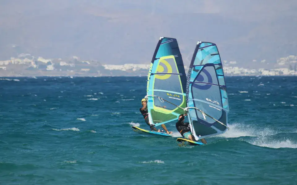 Deux windsurfeurs en navigation par vent soutenu