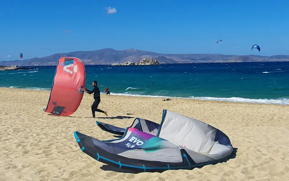 Ailes de kite Duotone posées sur la plage