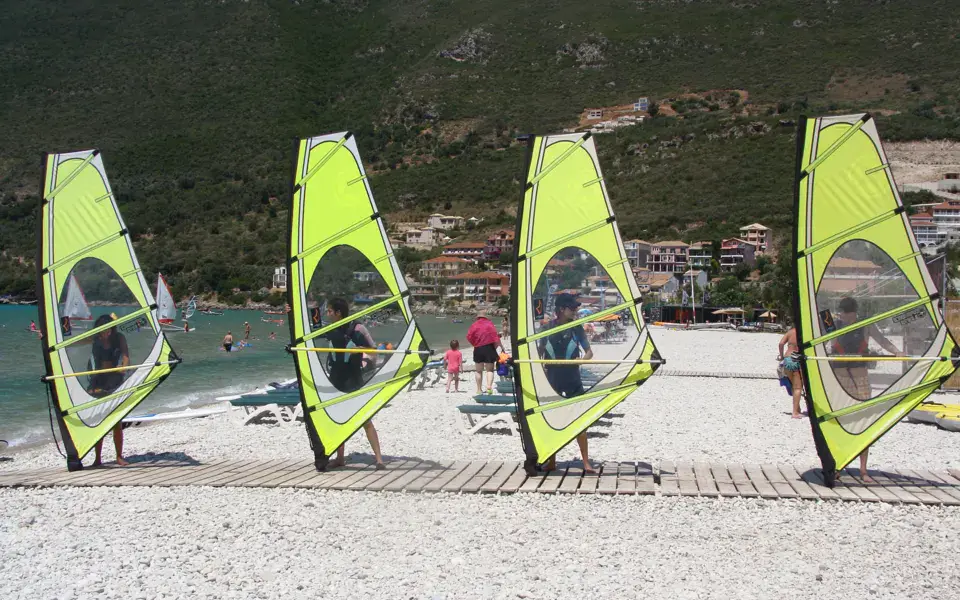 Gréements de windsurf alignés sur la plage du centre