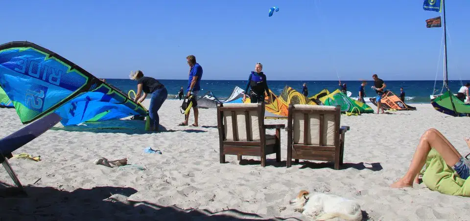 Plage avec kites et coin détente