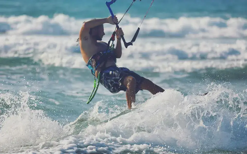 Kitesurfeur dans les vagues