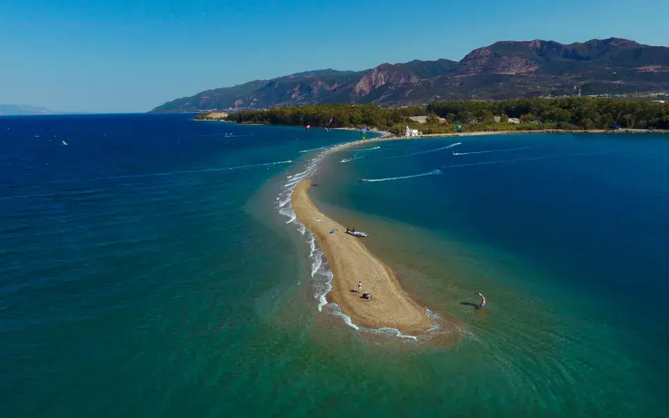 Vue aérienne d'un cap avec une langue de sable et une plage