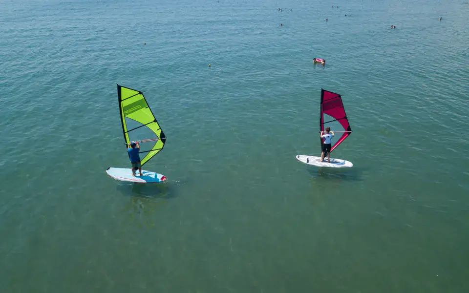 Deux planches à voile vues du ciel sur une eau calme