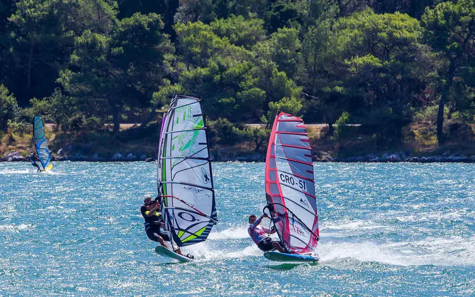 Planches à voile sur l'eau devant la baie