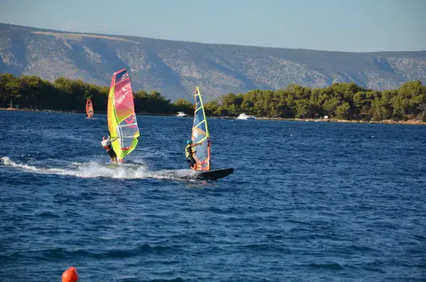 Deux windsurfeurs sur l'eau