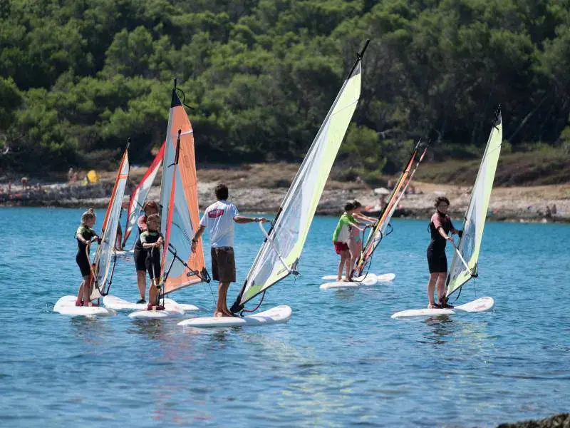 Groupe d'élèves en cours de windsurf