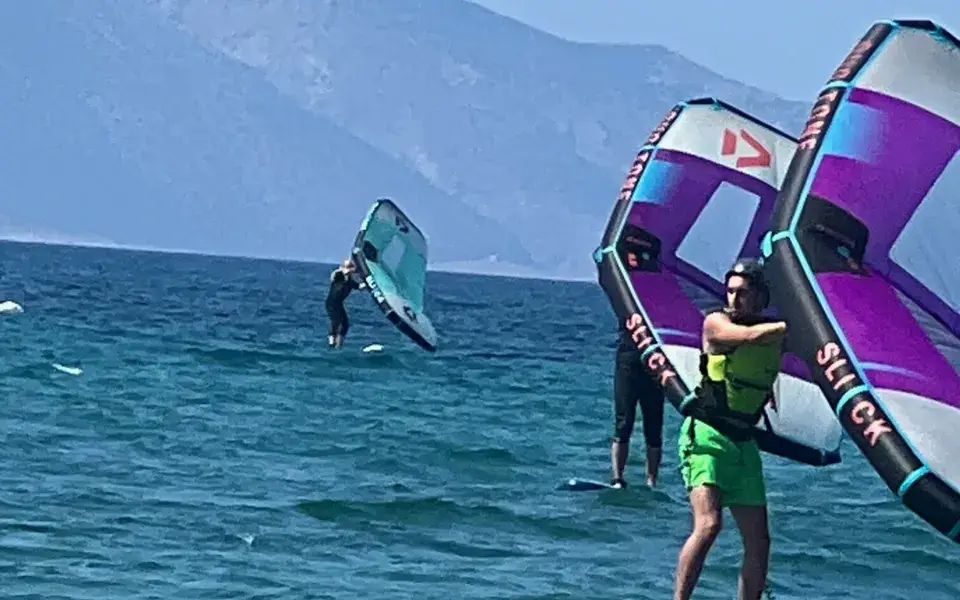 Riders de wing foil sur une eau calme