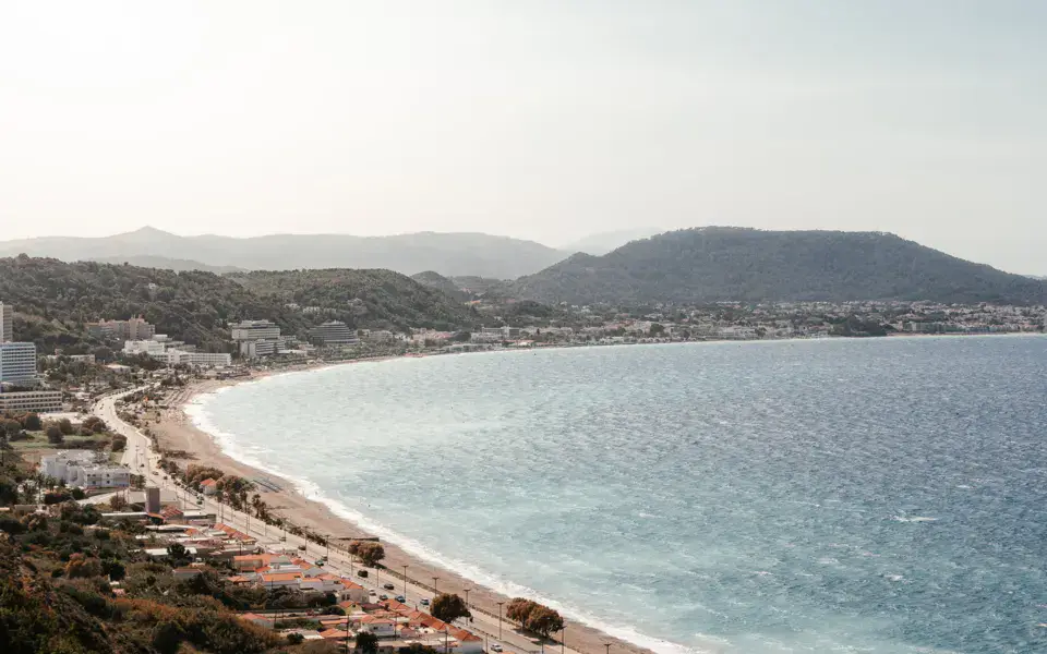 Baie et plage de sable vues de haut