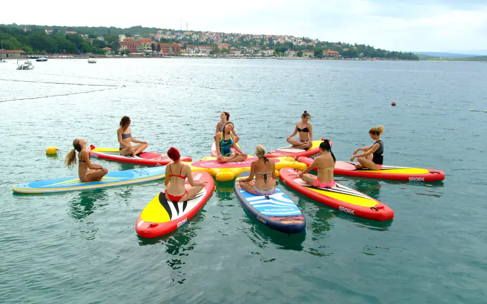 Séance de SUP yoga en groupe sur des SUP gonflables