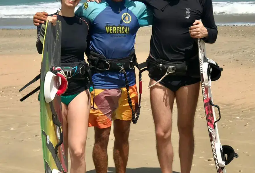 Trois élèves sur la plage avec leur matériel de kitesurf