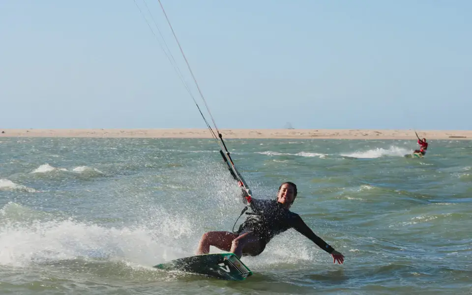 Kitesurfeur en action sur l'eau