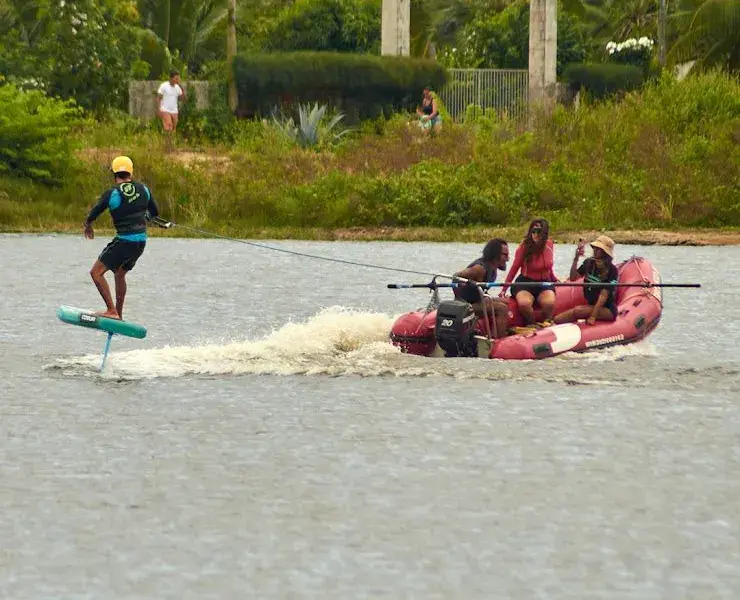 Wing foil en lagune avec le bateau d'assistance