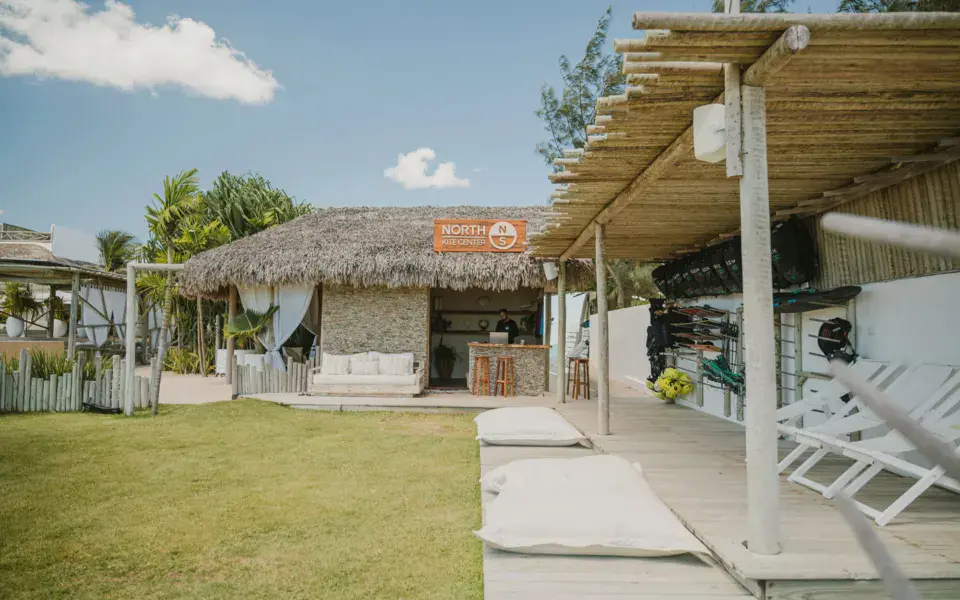 Bar et terrasse de l'école donnant sur la pelouse