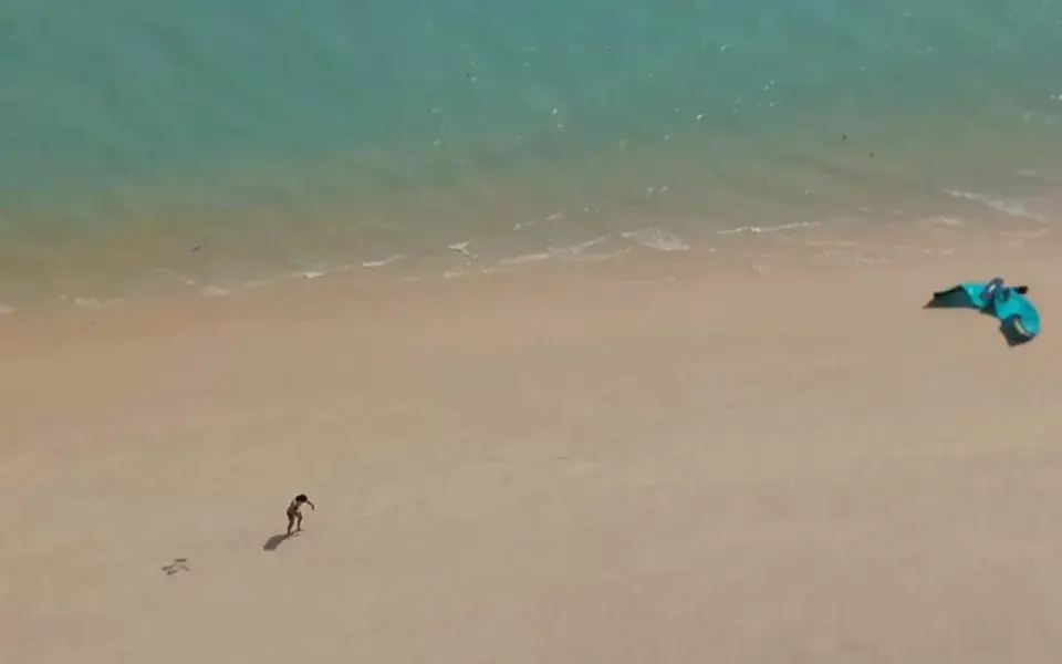 Plage de Barrinha vue du ciel avec un kite posé