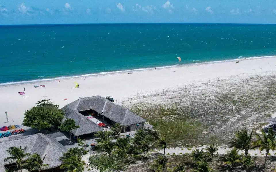 Vue aérienne de la plage et des bungalows