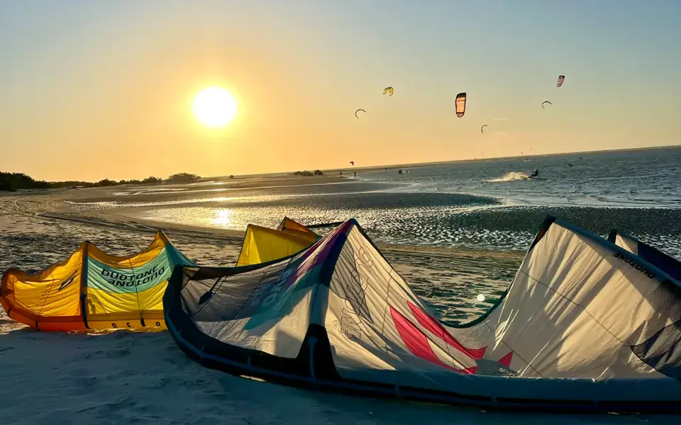 Kites posés sur la plage au coucher du soleil
