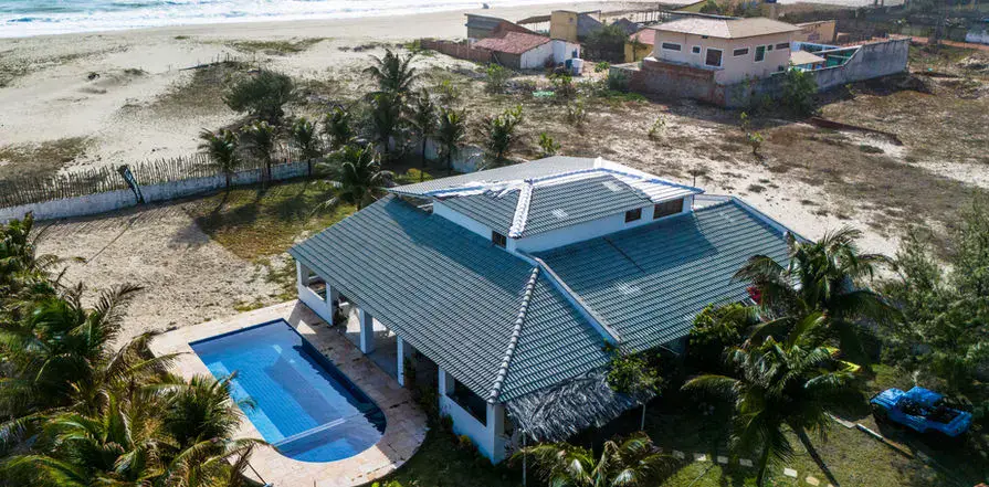 Vue aérienne de la maison avec piscine, près de la plage