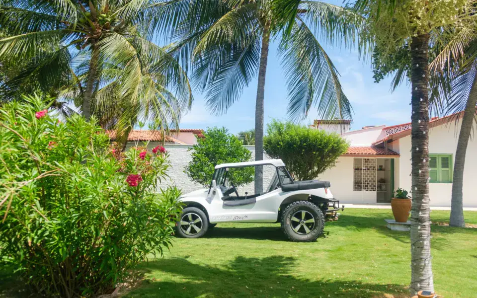 Buggy blanc dans le jardin d'une maison de vacances