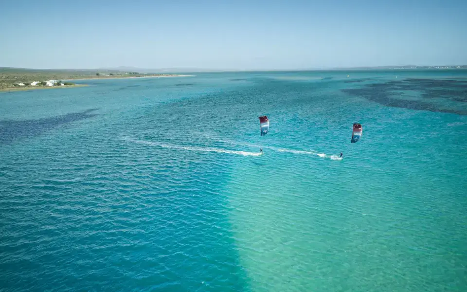 Vue aérienne de kitesurfeurs sur le lagon