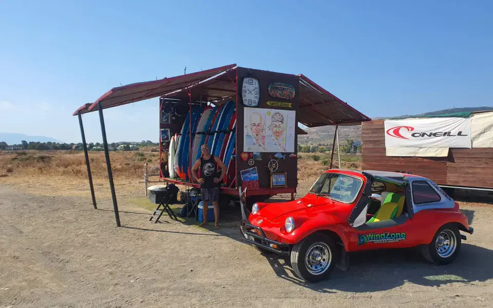 Cabane de la station sur la plage, matériel exposé