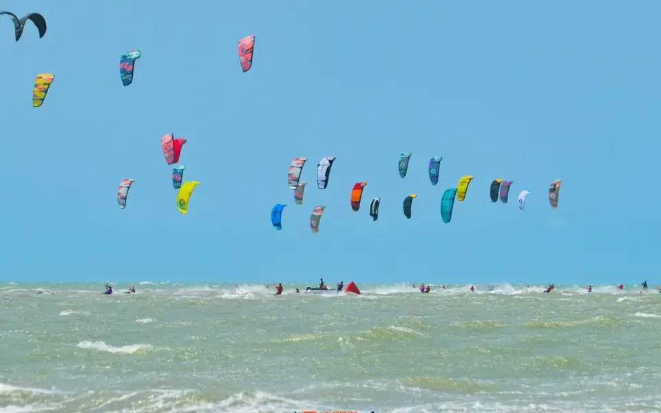 Nuée de kites dans le ciel au-dessus de la lagune