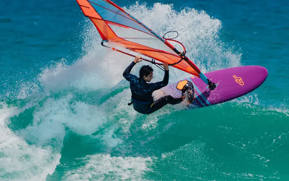Windsurfeur dans les vagues