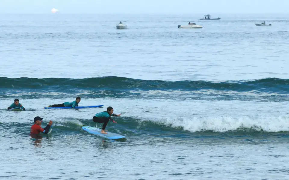 Cours de surf dans les vagues