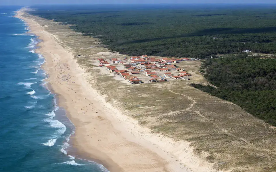 Vue aérienne de la plage et du village de Saint-Girons Plage
