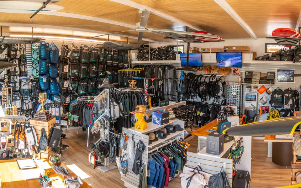 Intérieur de la boutique : harnais, combinaisons et accessoires