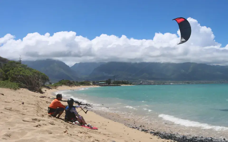Cours d'initiation au kitesurf sur la plage