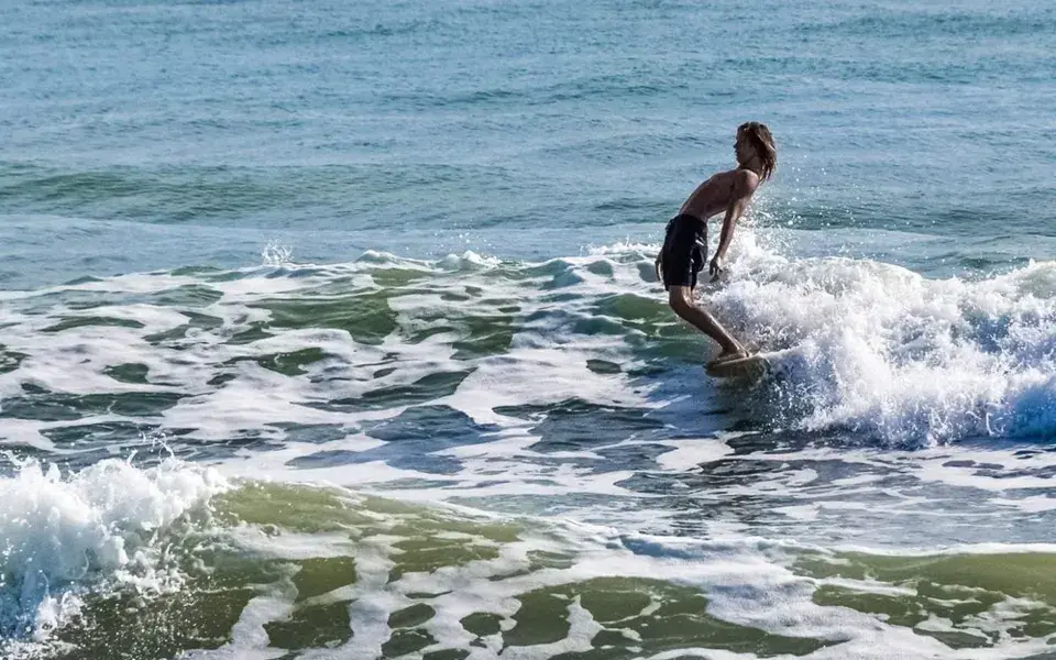 Surfeur sur une vague