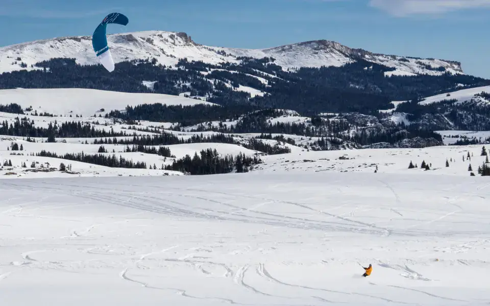 Un snowkiter dans les grands espaces enneigés des Bighorn Mountains